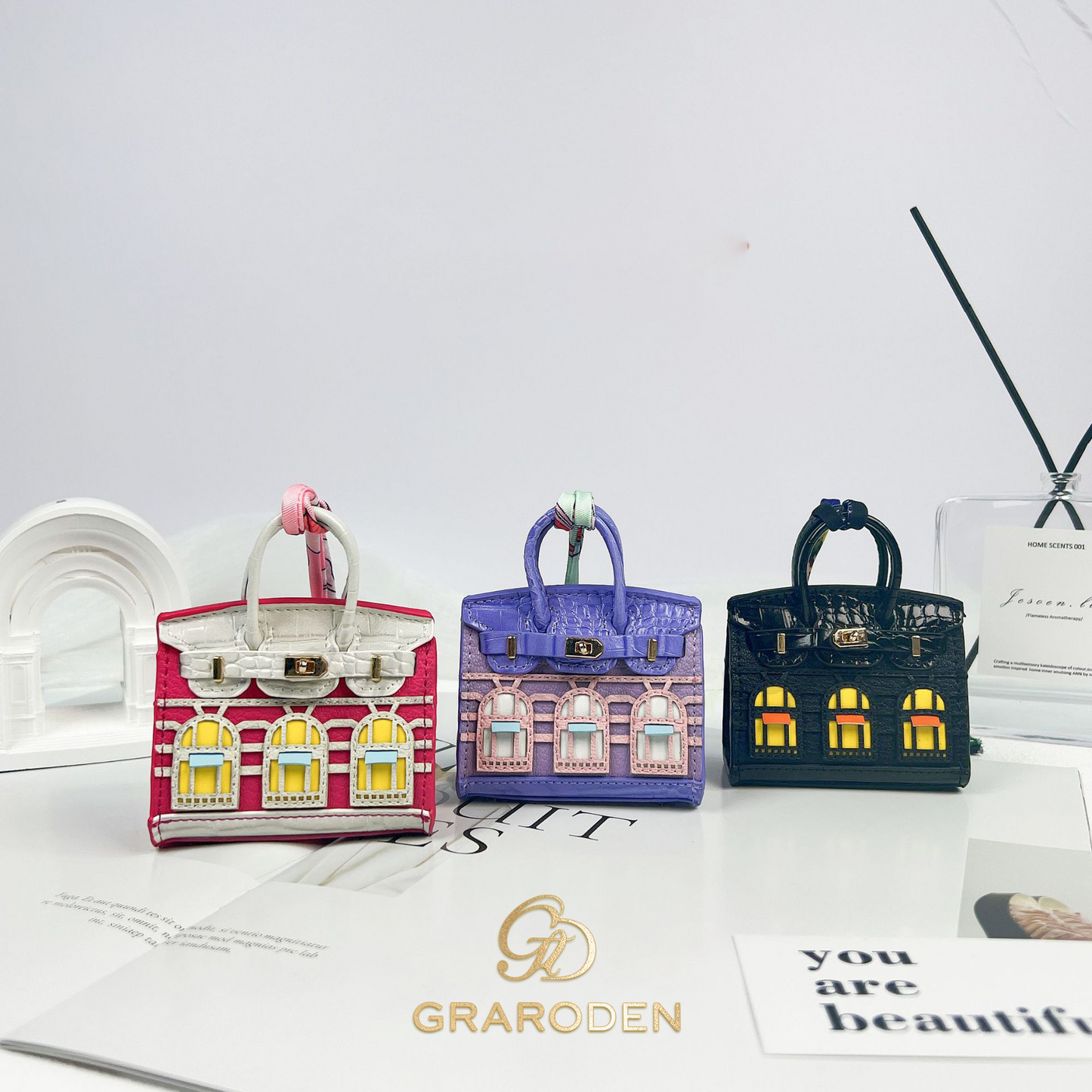 Mini House-Shaped Protective Case for Wireless Earbuds, Keys, and Small Items - Dual-Use Keychain Pouch with Fun Cartoon Print