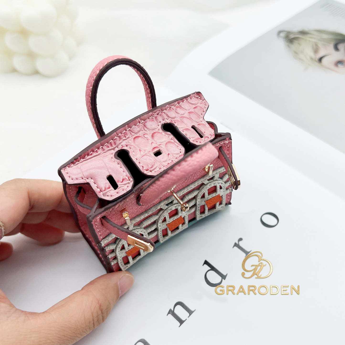 Mini House-Shaped Protective Case for Wireless Earbuds, Keys, and Small Items - Dual-Use Keychain Pouch with Fun Cartoon Print