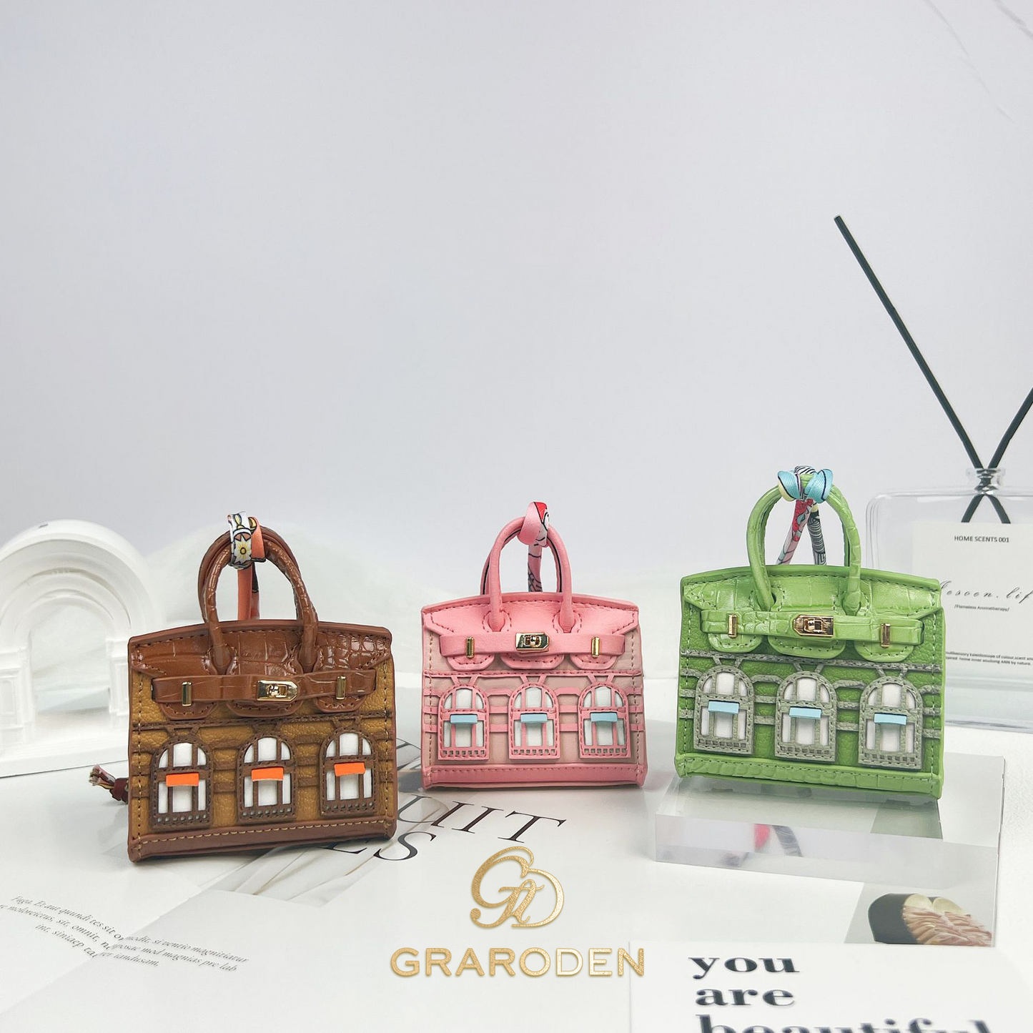Mini House-Shaped Protective Case for Wireless Earbuds, Keys, and Small Items - Dual-Use Keychain Pouch with Fun Cartoon Print