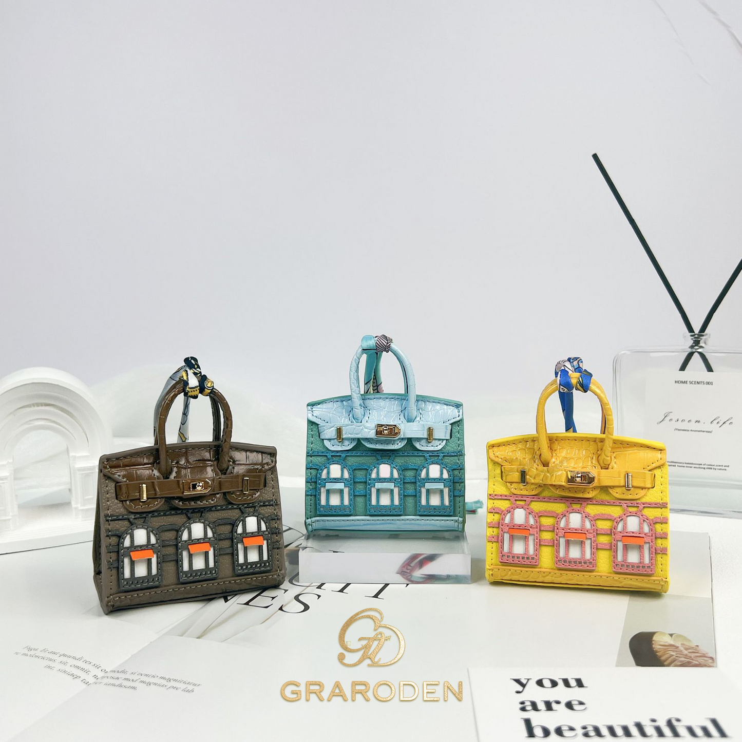 Mini House-Shaped Protective Case for Wireless Earbuds, Keys, and Small Items - Dual-Use Keychain Pouch with Fun Cartoon Print